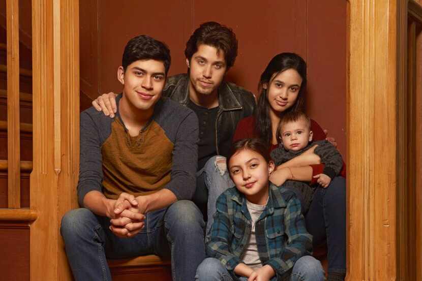 En esta imagen difundida por Freeform, el elenco de “Party of Five”: Niko Guardado como Beto...