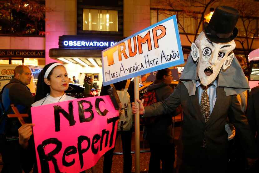 Varios manifestantes han concurrido a las afueras de NBC en Nueva York para protestar contra...