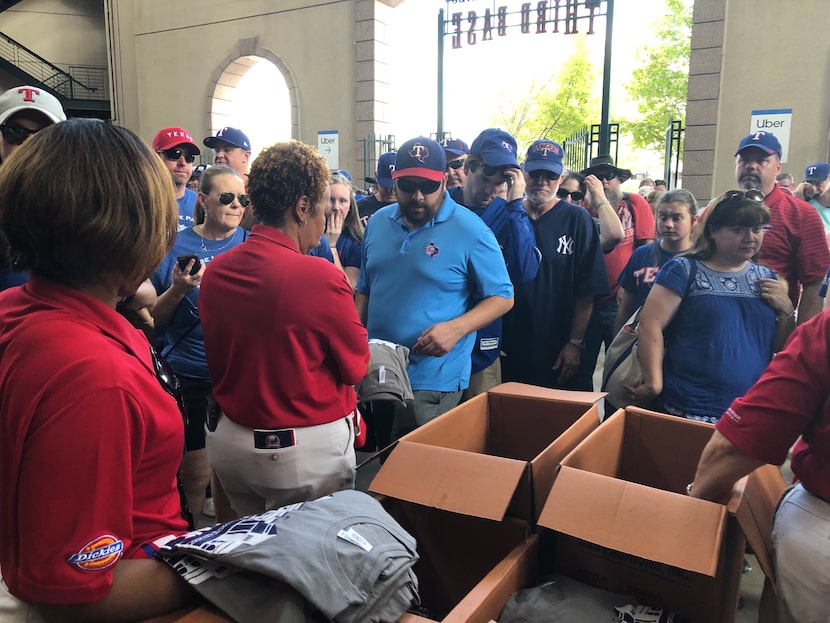 Los aficionados que asistieron al último juego de los Texas Rangers en el Globe Life Park se...