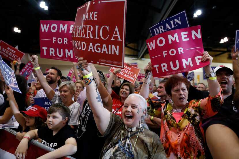 Mujeres vitorean al presidente Donald Trump en un mitin en Phoenix, Arizona. AP
