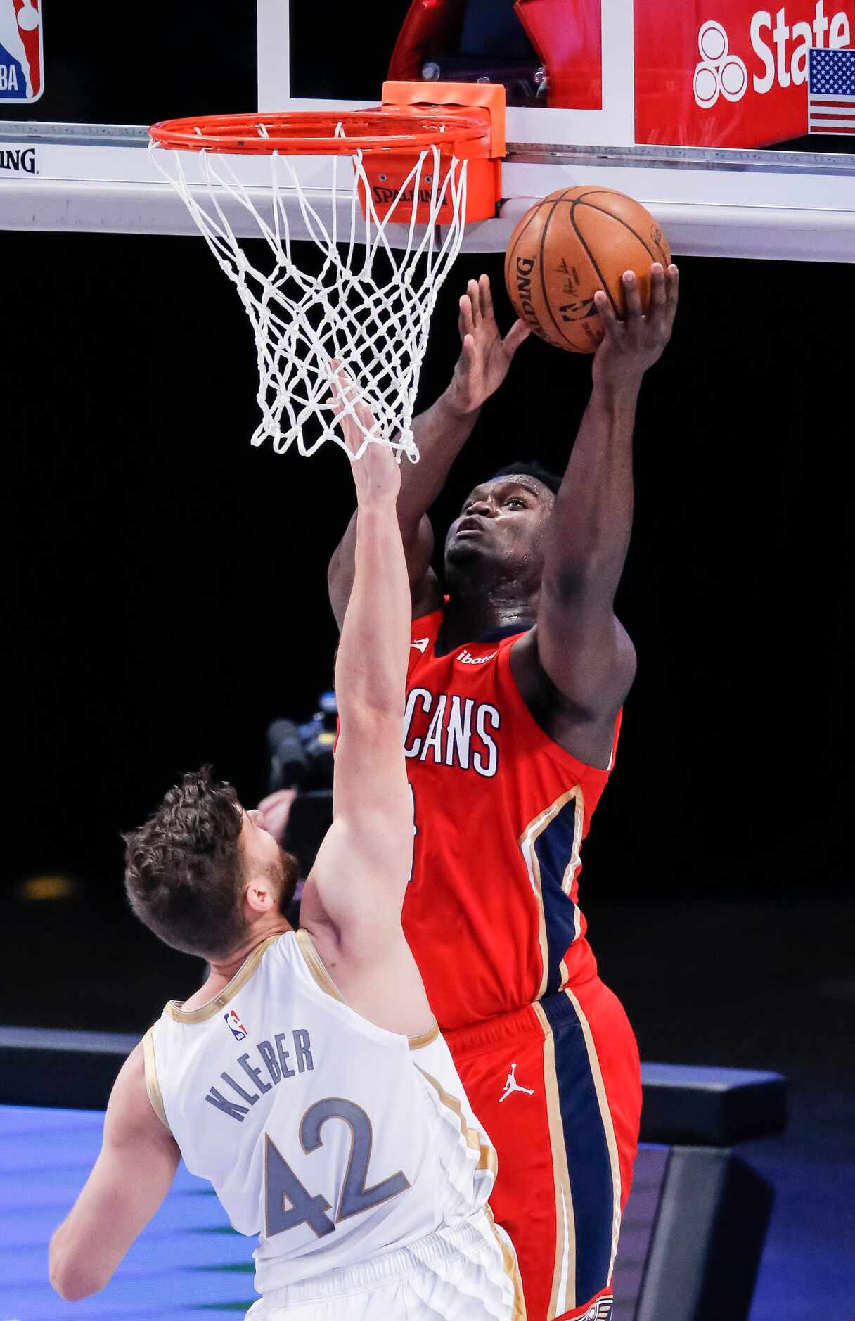 New Orleans Pelicans forward Zion Williamson (1) attempts a layup as Dallas Mavericks...
