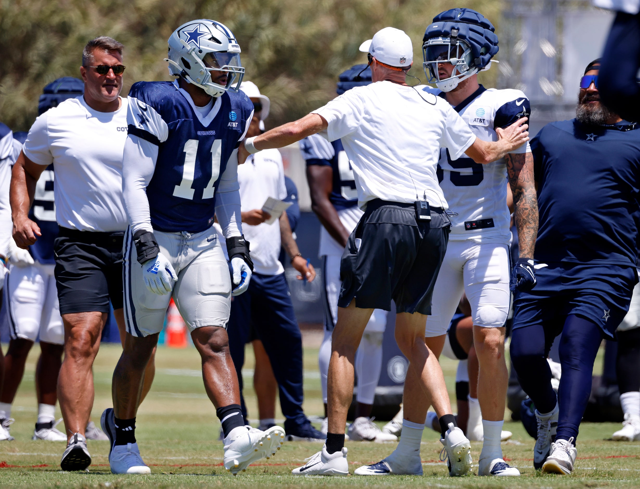 Dallas Cowboys special teams coach John Fassel keeps linebacker Micah Parsons (11) and tight...