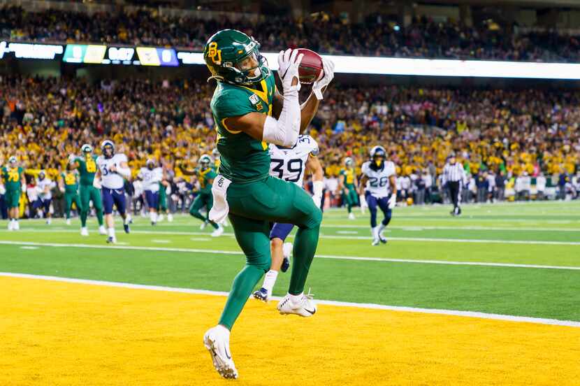 Baylor wide receiver R.J. Sneed (13) hauls in a 13-yard touchdown pass from quarterback...