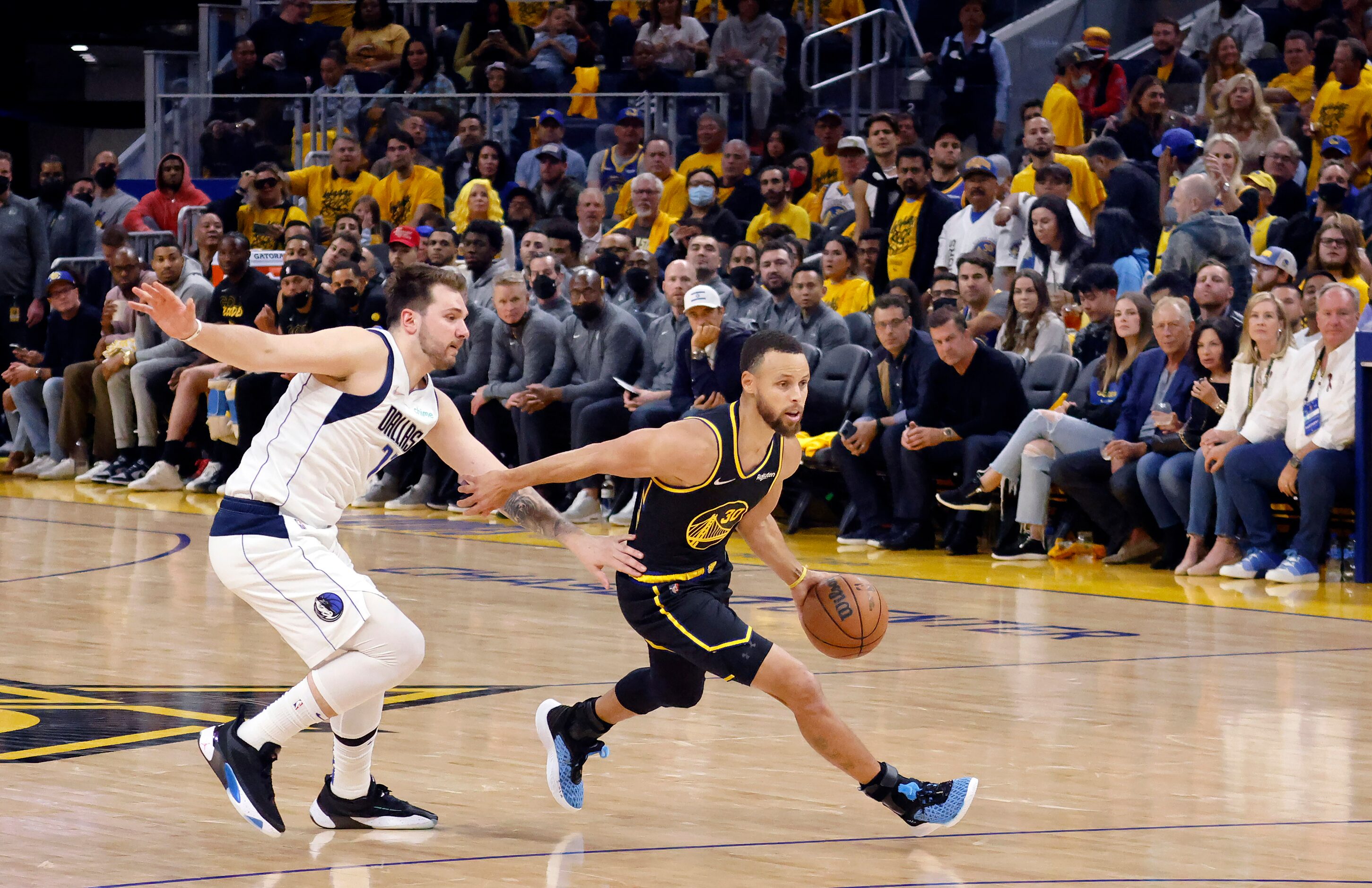 Golden State Warriors guard Stephen Curry (30) races past Dallas Mavericks guard Luka Doncic...