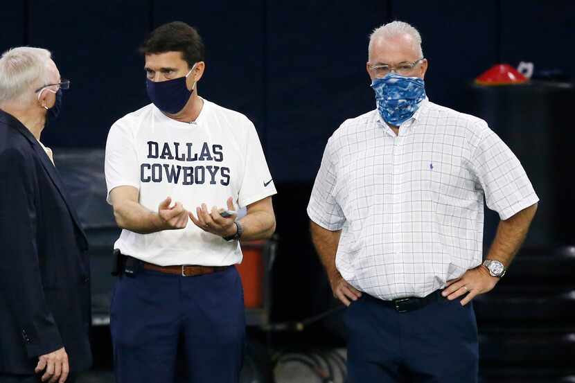 Cowboys owner and general manager Jerry Jones (left) talks with athletic trainer Jim Maurer...