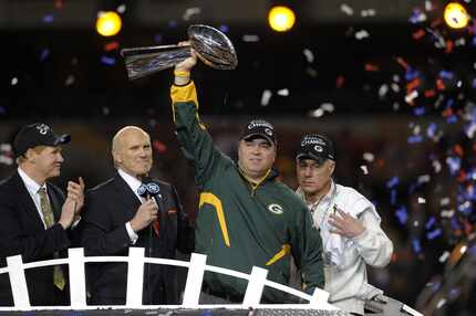 El entonces entrenador de los Packers de Green Bay, Mike McCarthy, levanta el trofeo de...