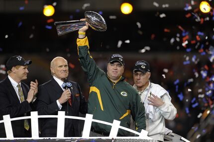 El entonces entrenador de los Packers de Green Bay, Mike McCarthy, levanta el trofeo de...