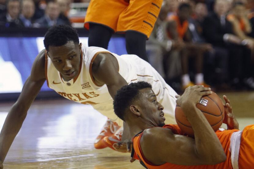Oklahoma State's Leyton Hammonds, right, gets a loose ball from Tevin Mack, left, during the...