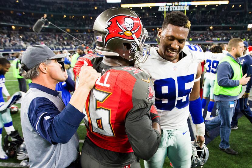 Dallas Cowboys defensive tackle David Irving (95) shakes hands with Tampa Bay Buccaneers...