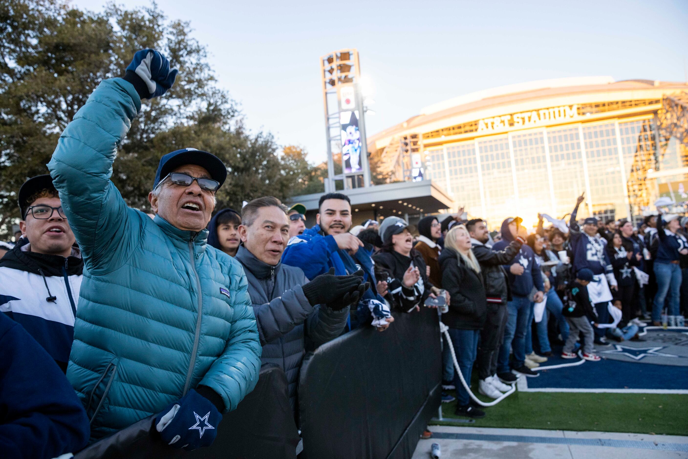 WATCH: Cowboys fans tailgate ahead of divisional playoff game