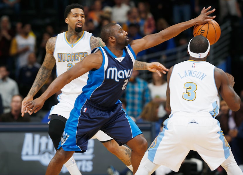 Dallas Mavericks guard Raymond Felton, center, intercepts a pass from Denver Nuggets guard...