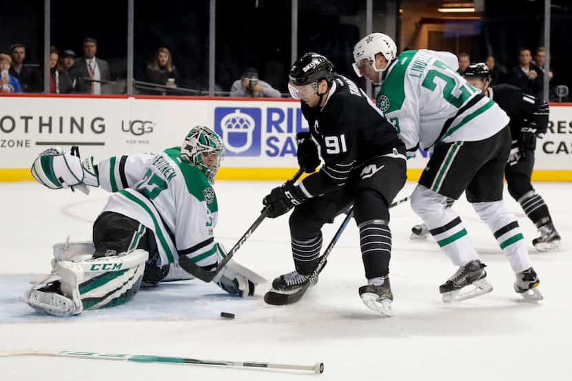 Dallas Stars goalie Kari Lehtonen (32) blocks a shot by New York Islanders center John...
