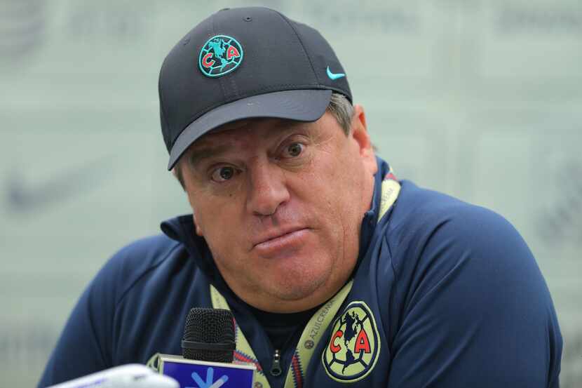 El entrenador del América, Miguel Herrera, explotó contra el arbitraje.