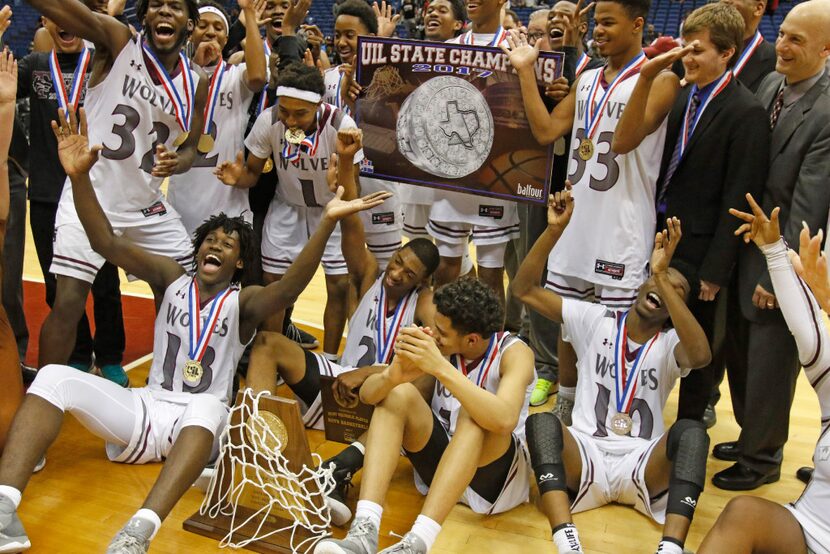 Mansfield Timberview's Isaac Likekele (front, lower left, 13) and his teammates pose for a...