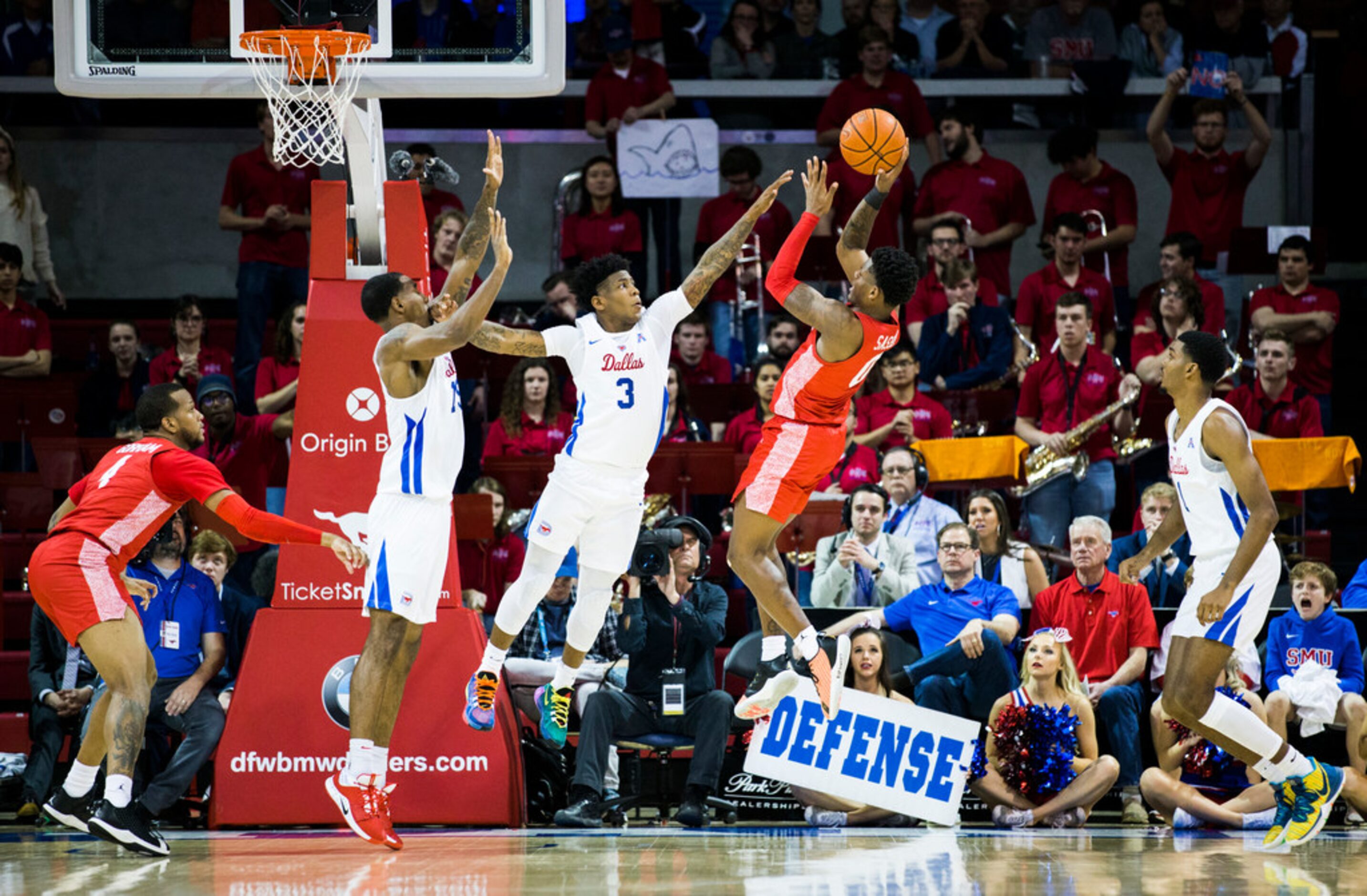 Southern Methodist Mustangs forward Isiaha Mike (15) and guard Kendric Davis (3) defend...