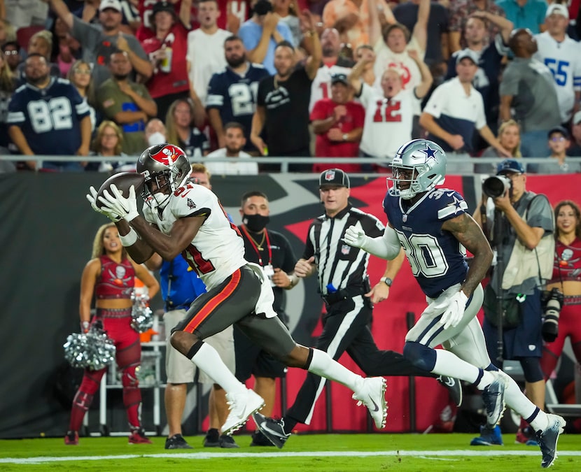 Tampa Bay Buccaneers wide receiver Antonio Brown (81) hauls in a long Dallas Cowboys catch...