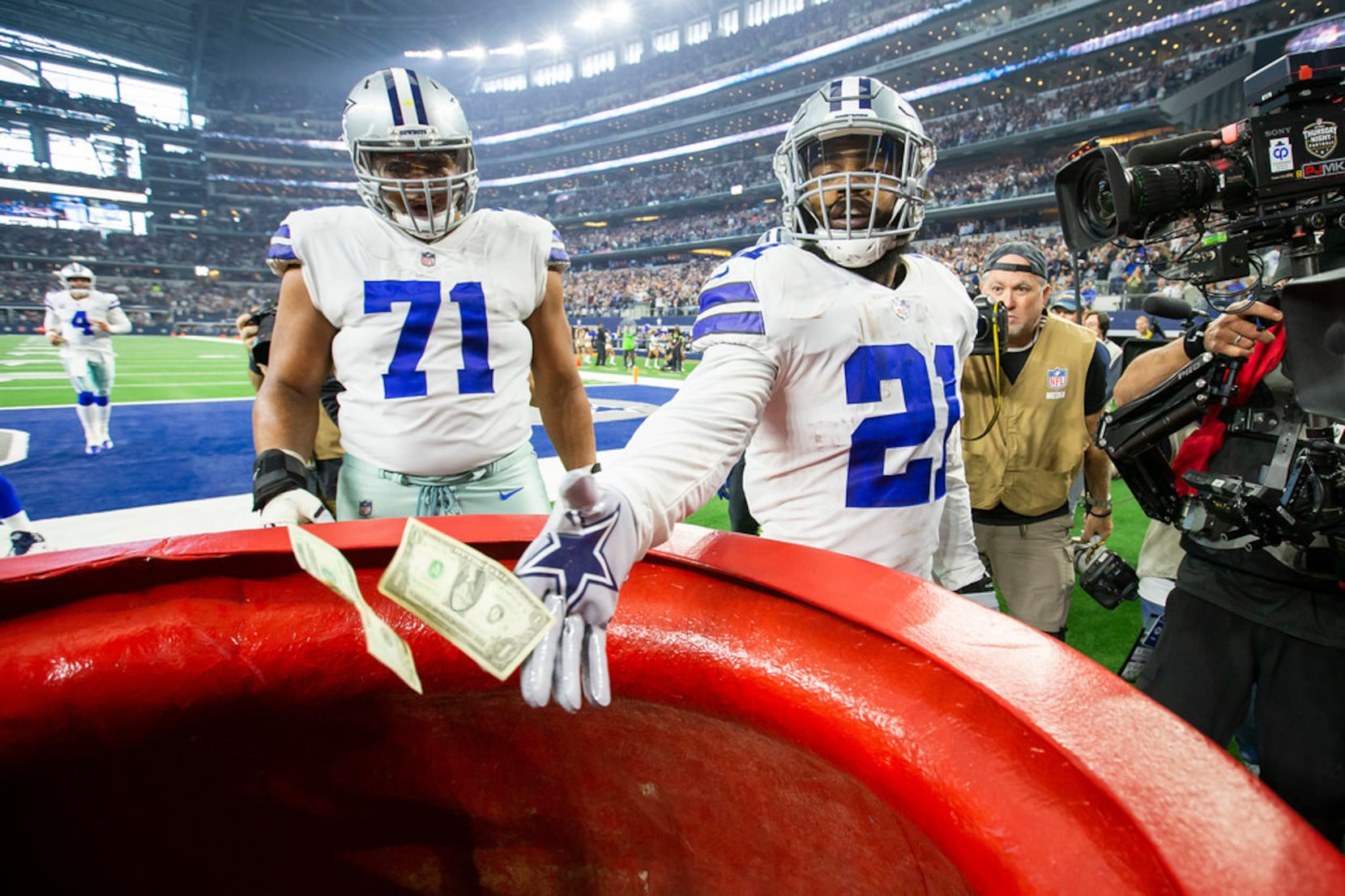 Cowboys' Ezekiel Elliott is making a huge donation to the Salvation Army