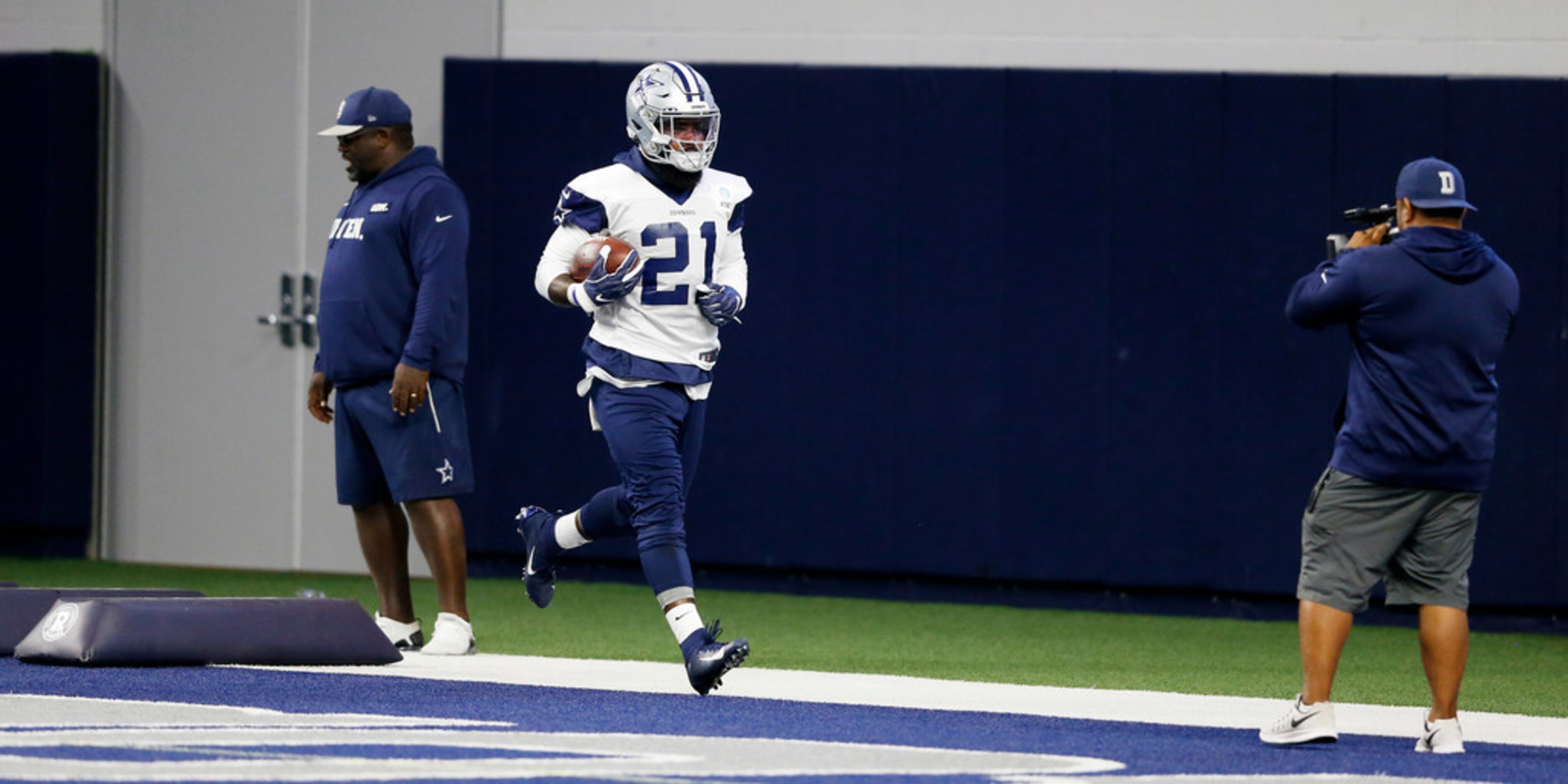 Dallas Cowboys running back Ezekiel Elliott (21) runs through a drill during practice at The...