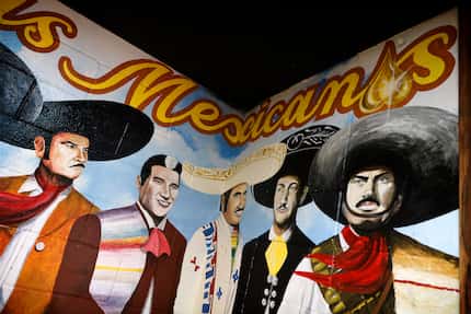 El artista Elio Martínez de Oaxaca, México, ha pintado varios íconos culturales mexicanos,...