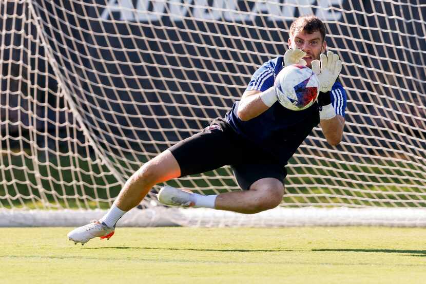 FC Dallas goalkeeper Maarten Paes (30) practices at Toyota Stadium in Frisco on Friday, Aug....