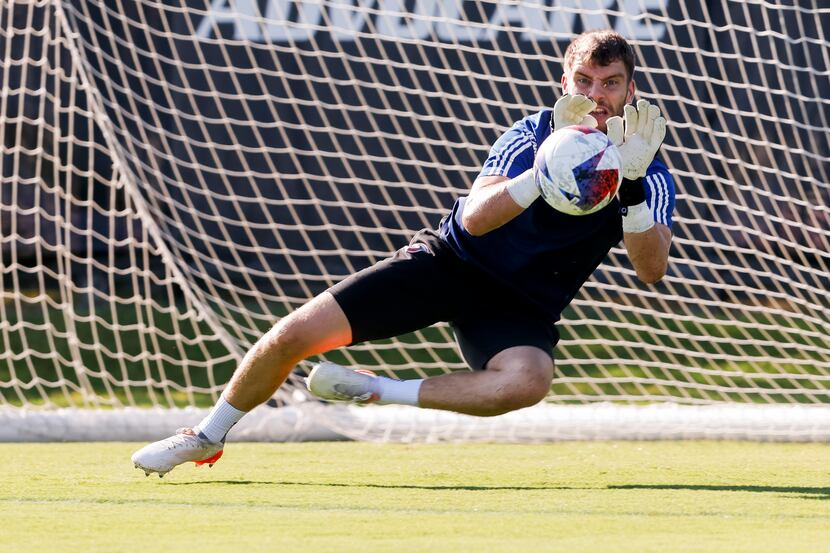 FC Dallas goalkeeper Maarten Paes (30) practices at Toyota Stadium in Frisco on Friday, Aug....