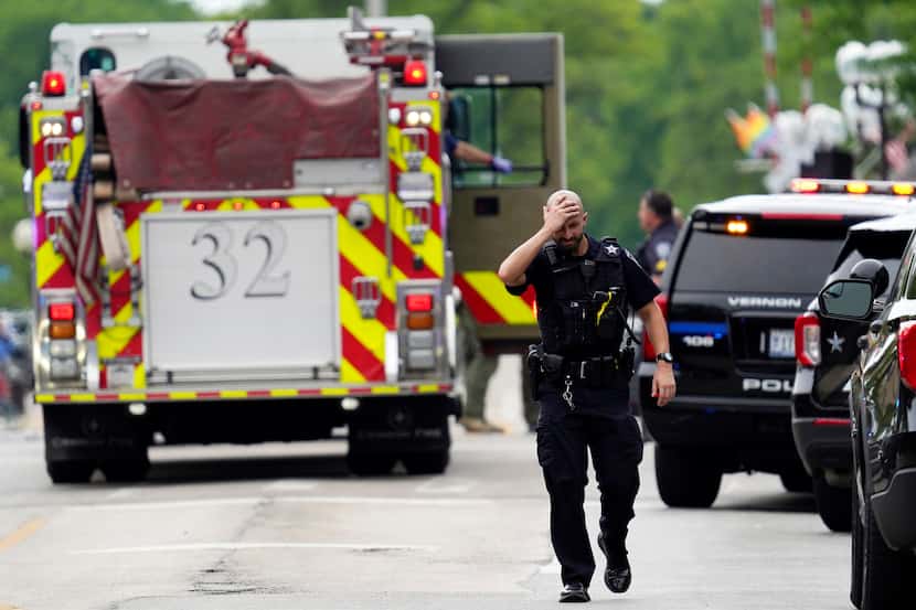 Un oficial de policía camina en el centro de Highland Park, Illinois, un suburbio de la...