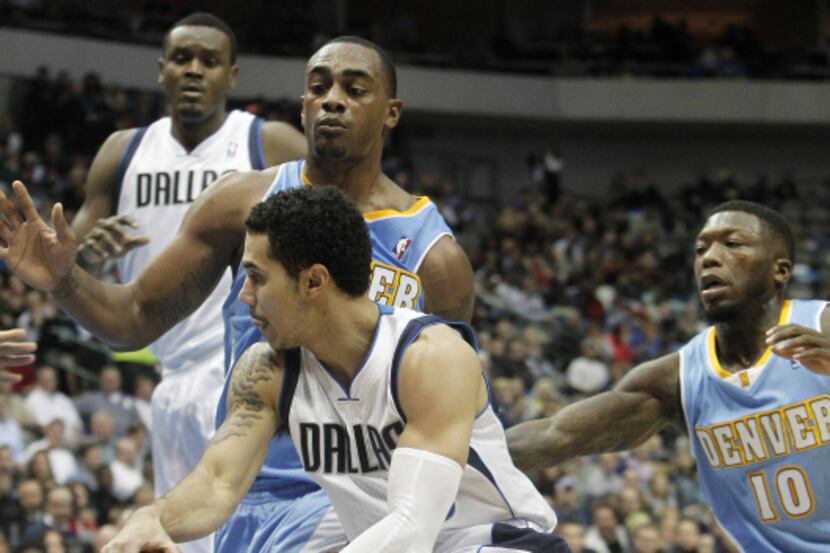 Dallas Mavericks point guard Shane Larkin (3) passes around Denver Nuggets power forward...