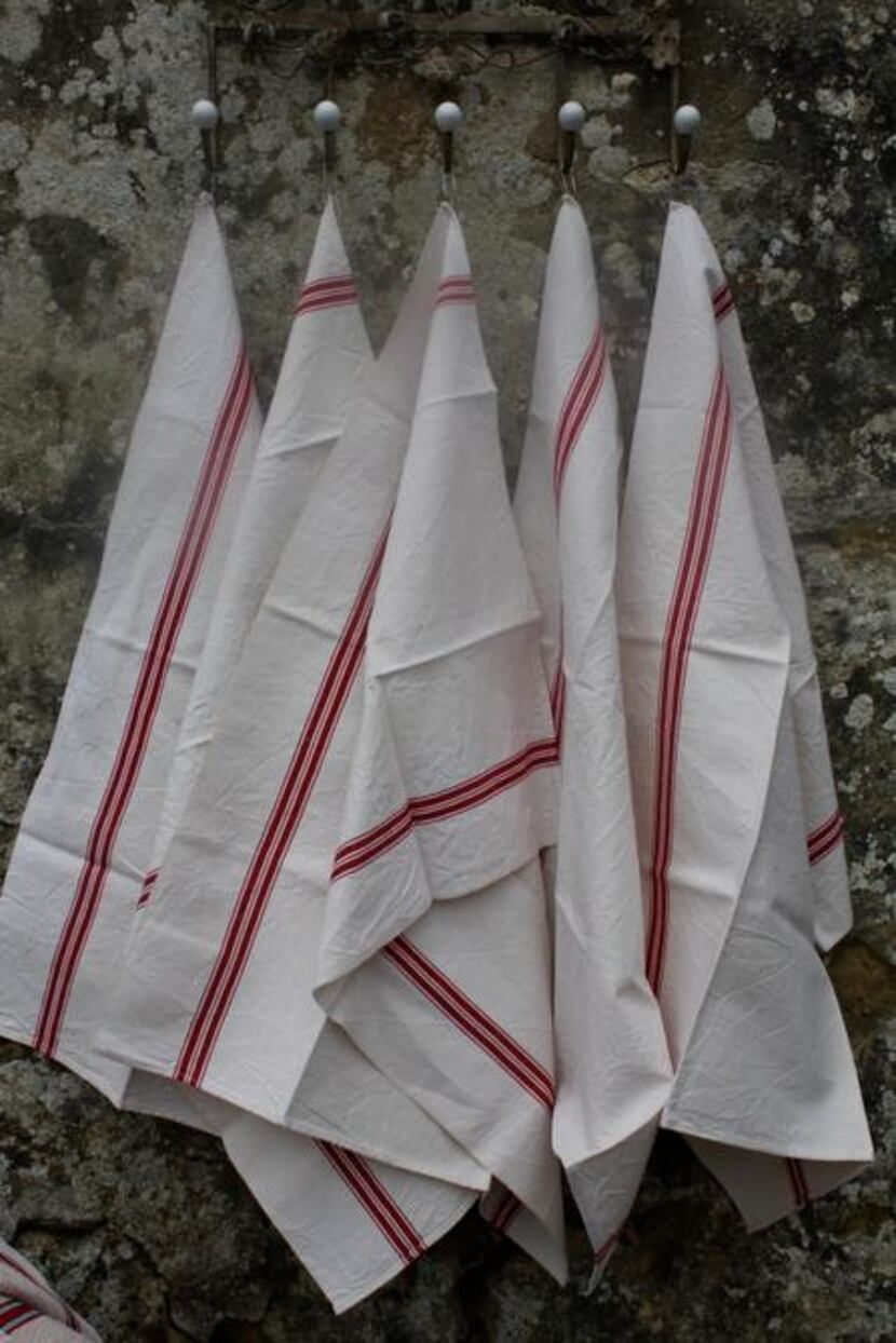 
Traditional kitchen towels called torchons are known for their red stripe.
