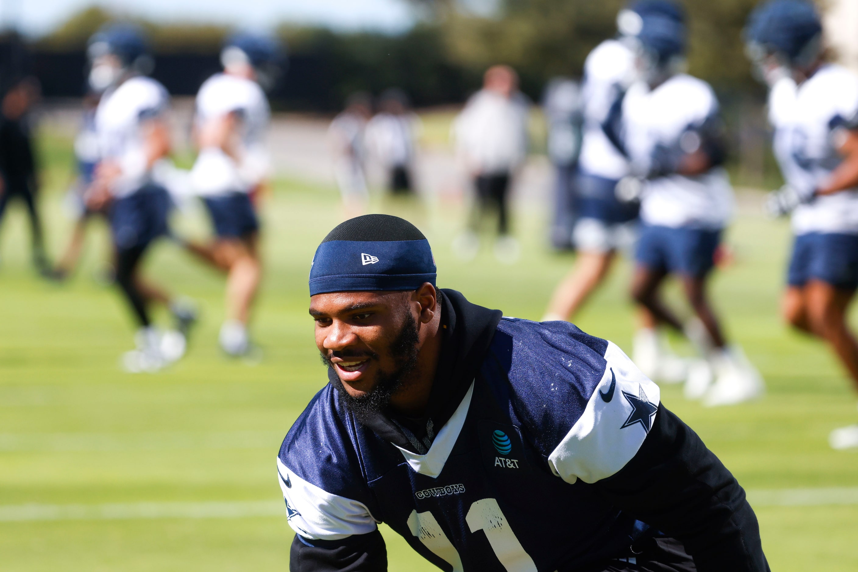 Dallas Cowboys linebacker Micah Parsons warms up during a team practice on Wednesday, Nov....