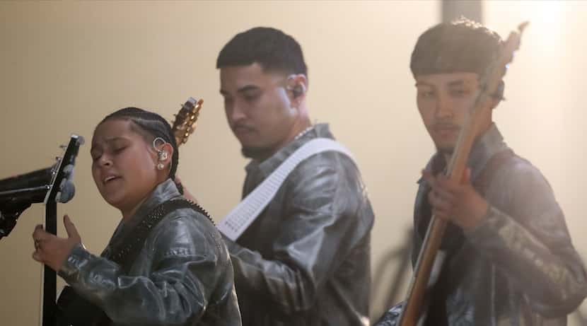 Yahritza, Jairo y Amrnado Martínez de la banda Yahritza y Su Esencia tocando durante la...