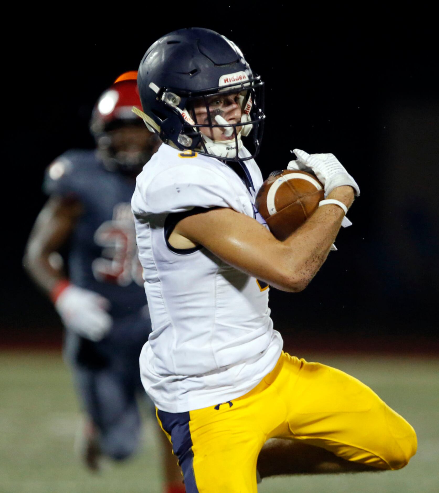 Highland Park WR Ben Smith (3) gathers in a pass during the first half of the Highland Park...