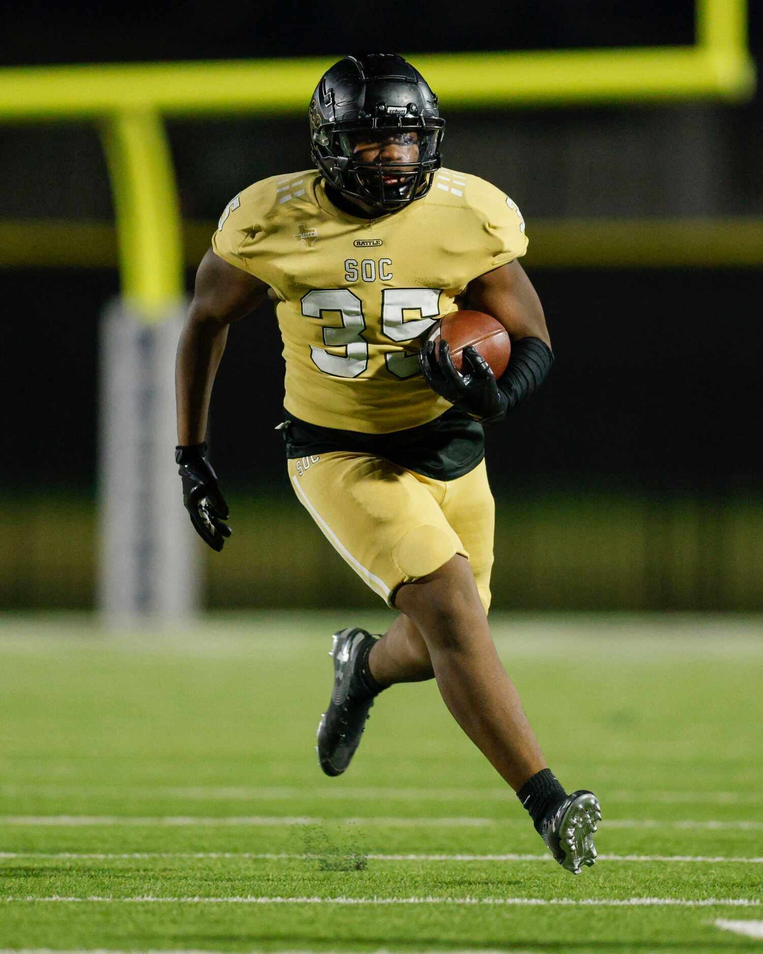 South Oak Cliff back J’Quon Green(35) runs the ball during the first half of a game against...