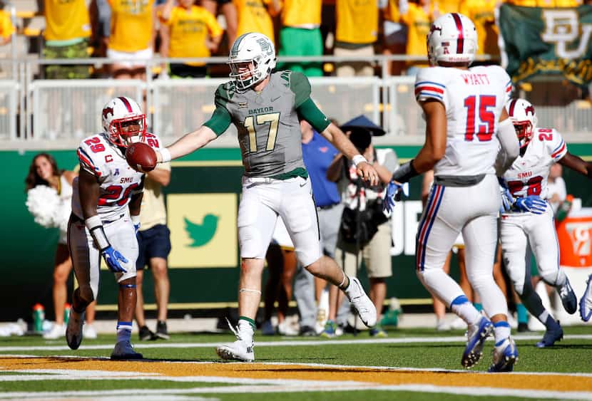 Baylor quarterback Seth Russell (17) scores a touchdown between Southern Methodist defensive...