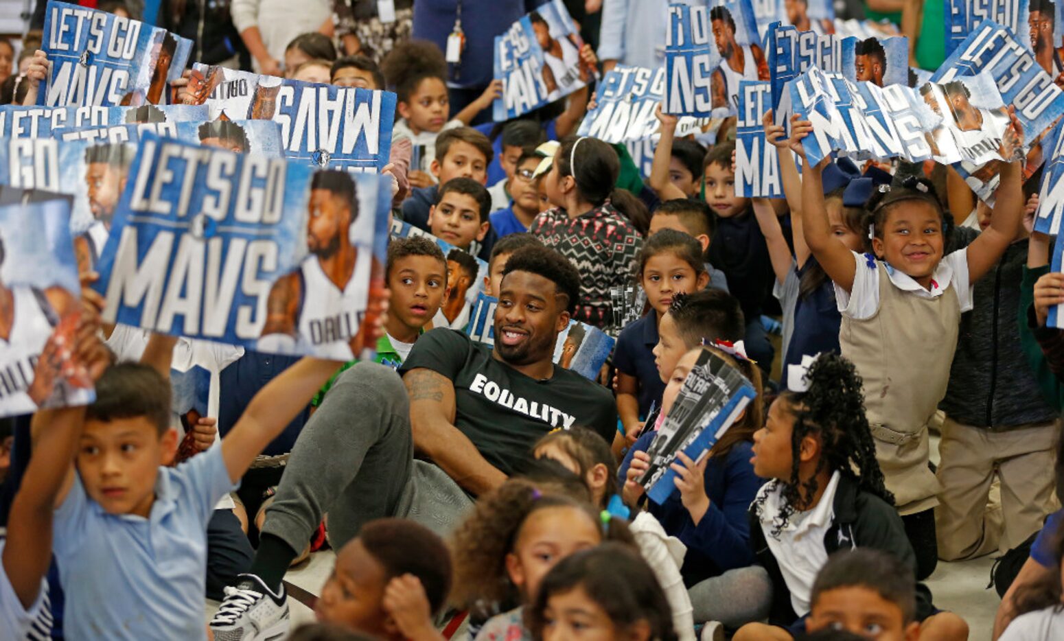 Matthews poses for a group photo with the kids at Florence Elementary. (Jae S. Lee/Staff...