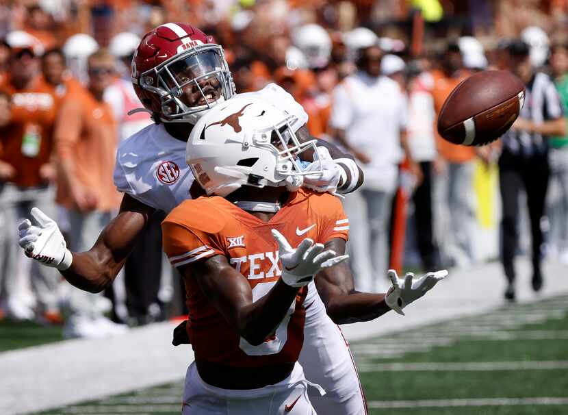 Texas Longhorns wide receiver Xavier Worthy (8) pulls in a long pass and nearly scores...