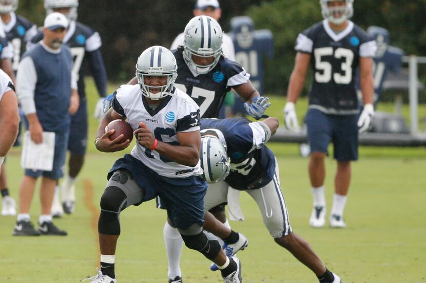 Dallas Cowboys running back Alfred Morris (46) runs the ball as the team works out during an...