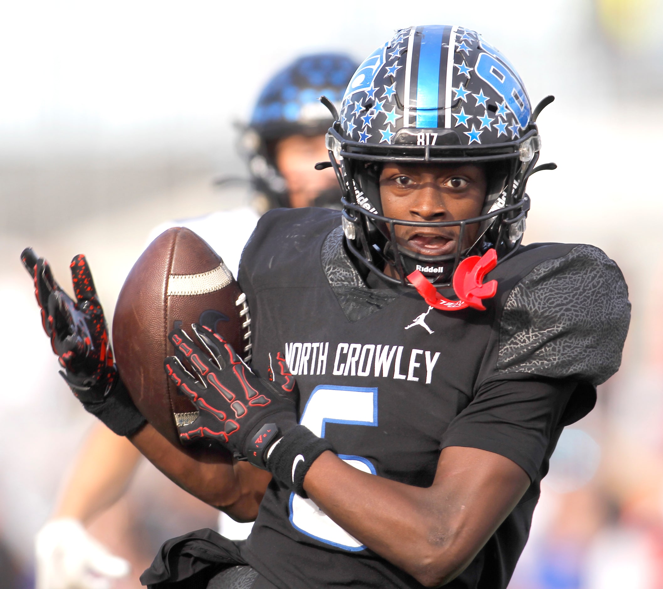 North Crowley receiver Quentin  Gibson (6) pulls in a 45-yard touchdown pass during fourth...