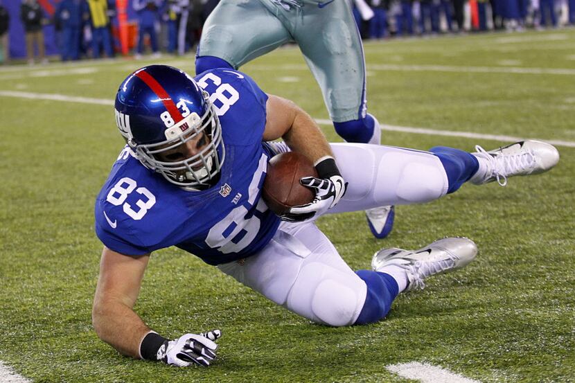 New York Giants tight end Brandon Myers (83) makes a third quarter catch and falls to the...