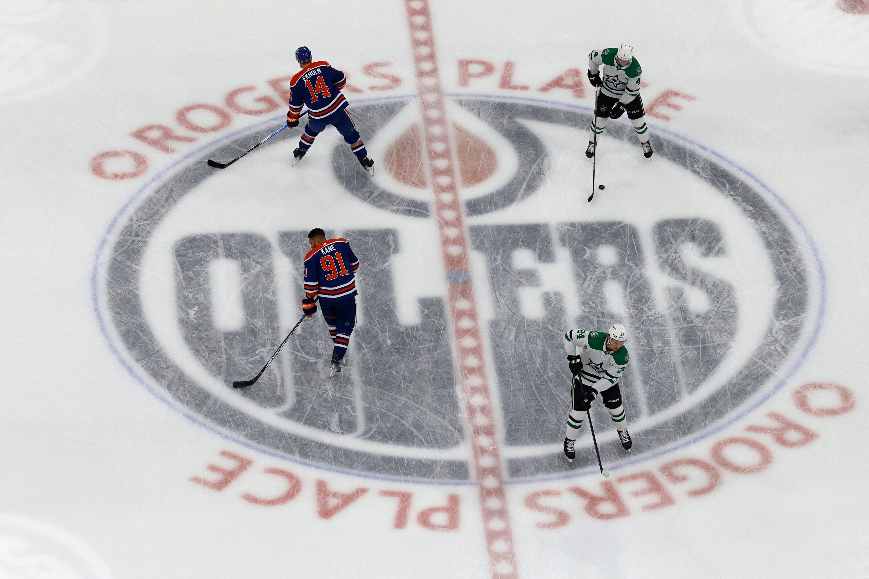 Dallas Stars defenseman Miro Heiskanen (4), Dallas Stars center Roope Hintz (24), Edmonton...