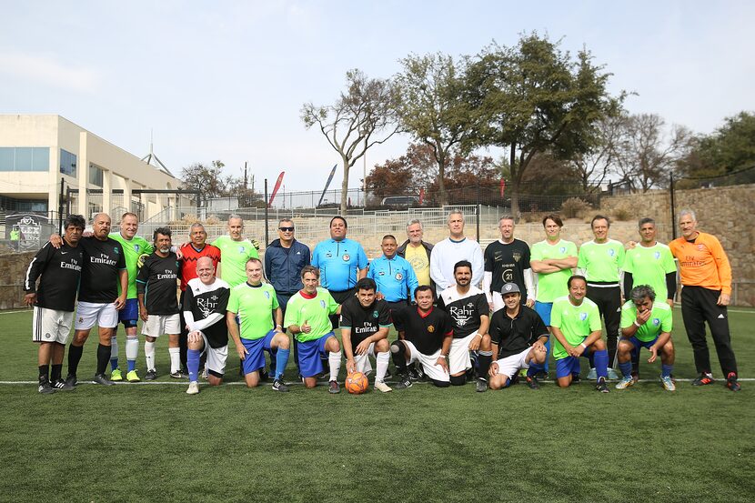 Parte de los jugadores que cada semana se enfrentan en las ligas de mayores de 50 años de...