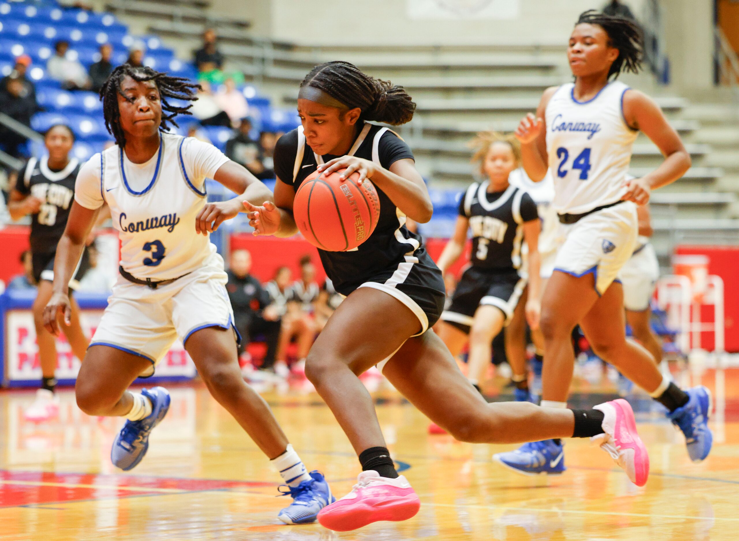 Duncanville high’s Kaylinn Kemp (center) dribbles past Conway’s Samyah Jordan (right) and...