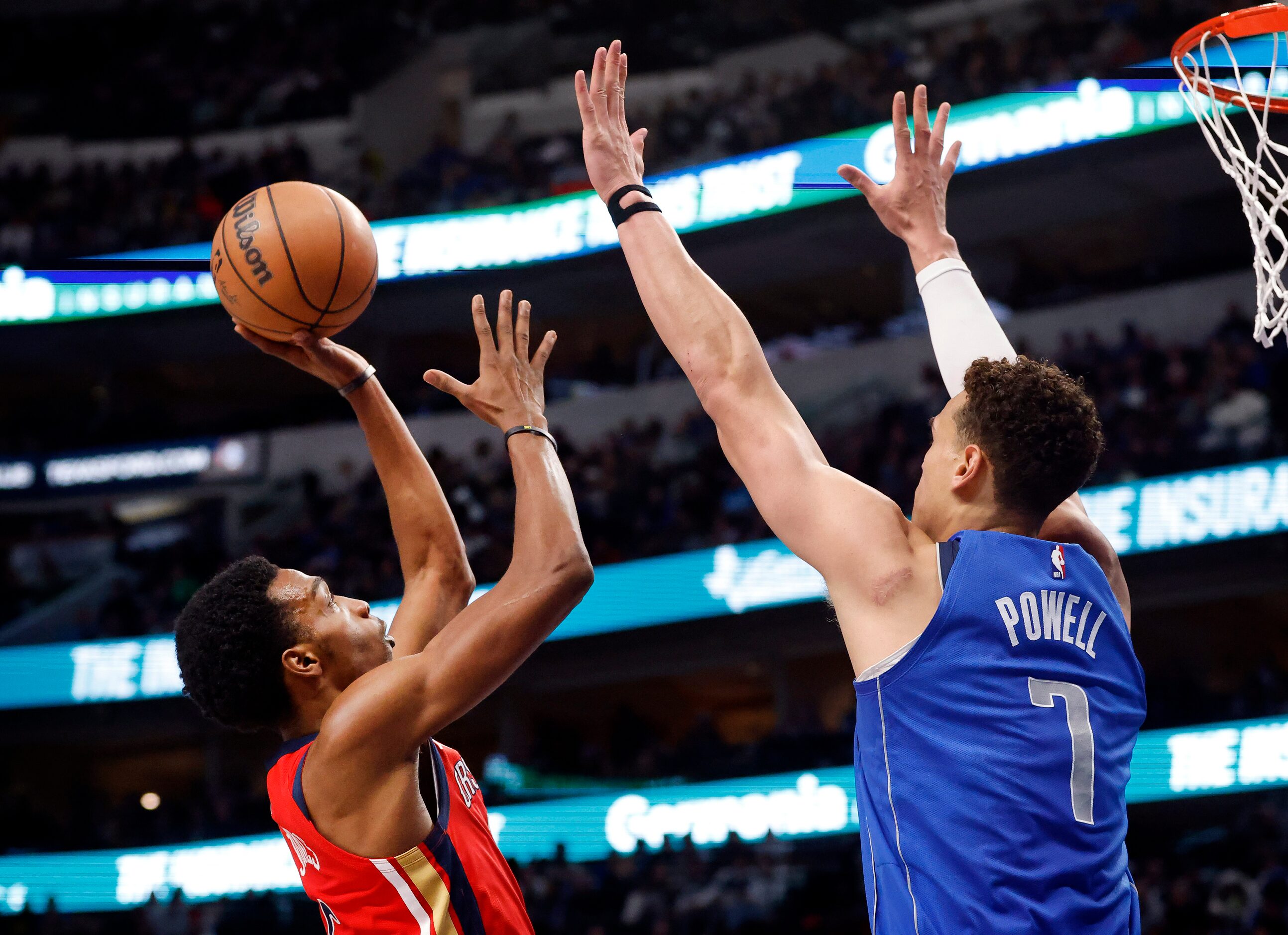 Dallas Mavericks center Dwight Powell (7) attempts to block a shot by New Orleans Pelicans...