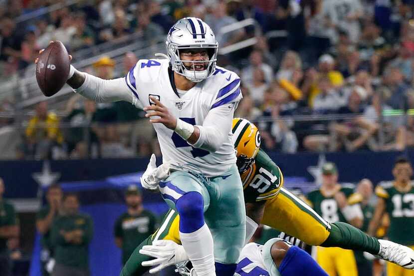 El quarterback de Dallas Dak Prescott (4) en una jugada ante los Packers en octubre de 2019...