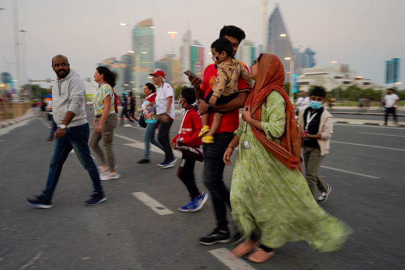 Una familia llega a una zona de fanáticos durante la ceremonia inaugural de la Copa del...