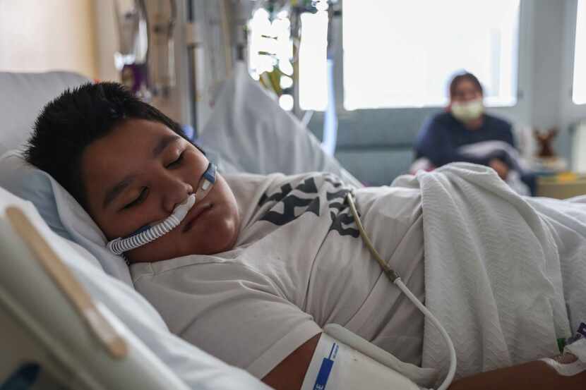 Francisco Rosales de 9 años, es atendido contra covid-19 en la unidad de cuidados intensivos...