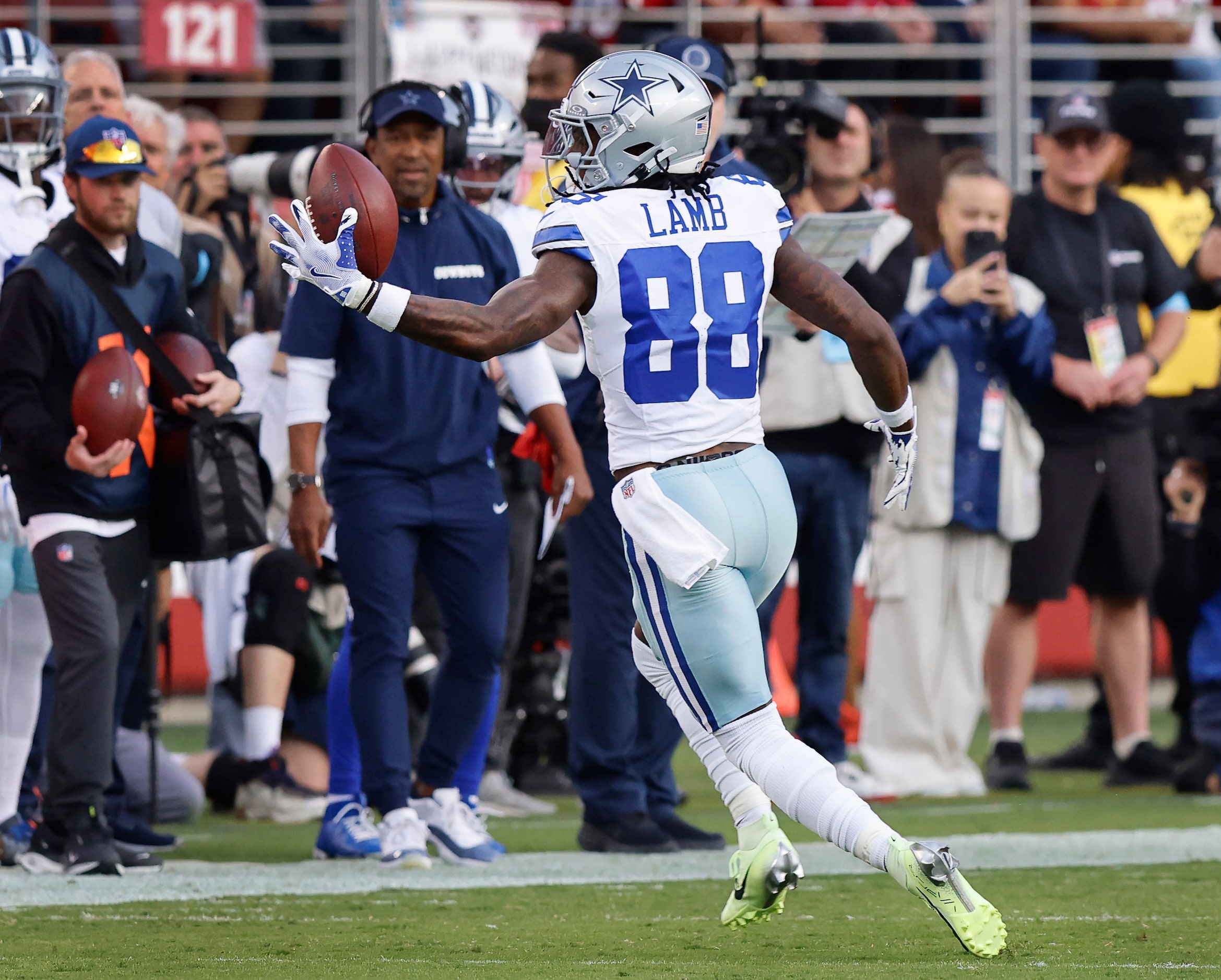 Dallas Cowboys wide receiver CeeDee Lamb (88) bobbles a one-handed pass before pulling it in...