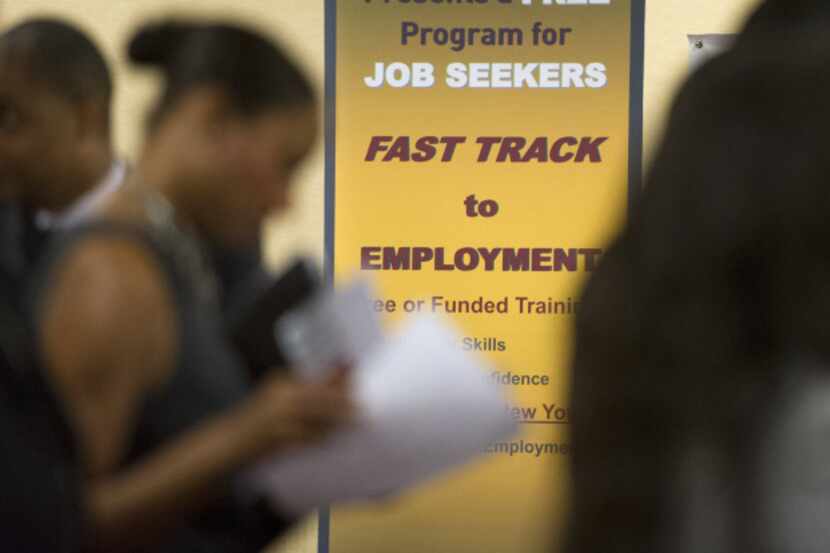 Casi 1.9 millones de trabajadores solicitaron el seguro por desempleo en Estados Unidos la...