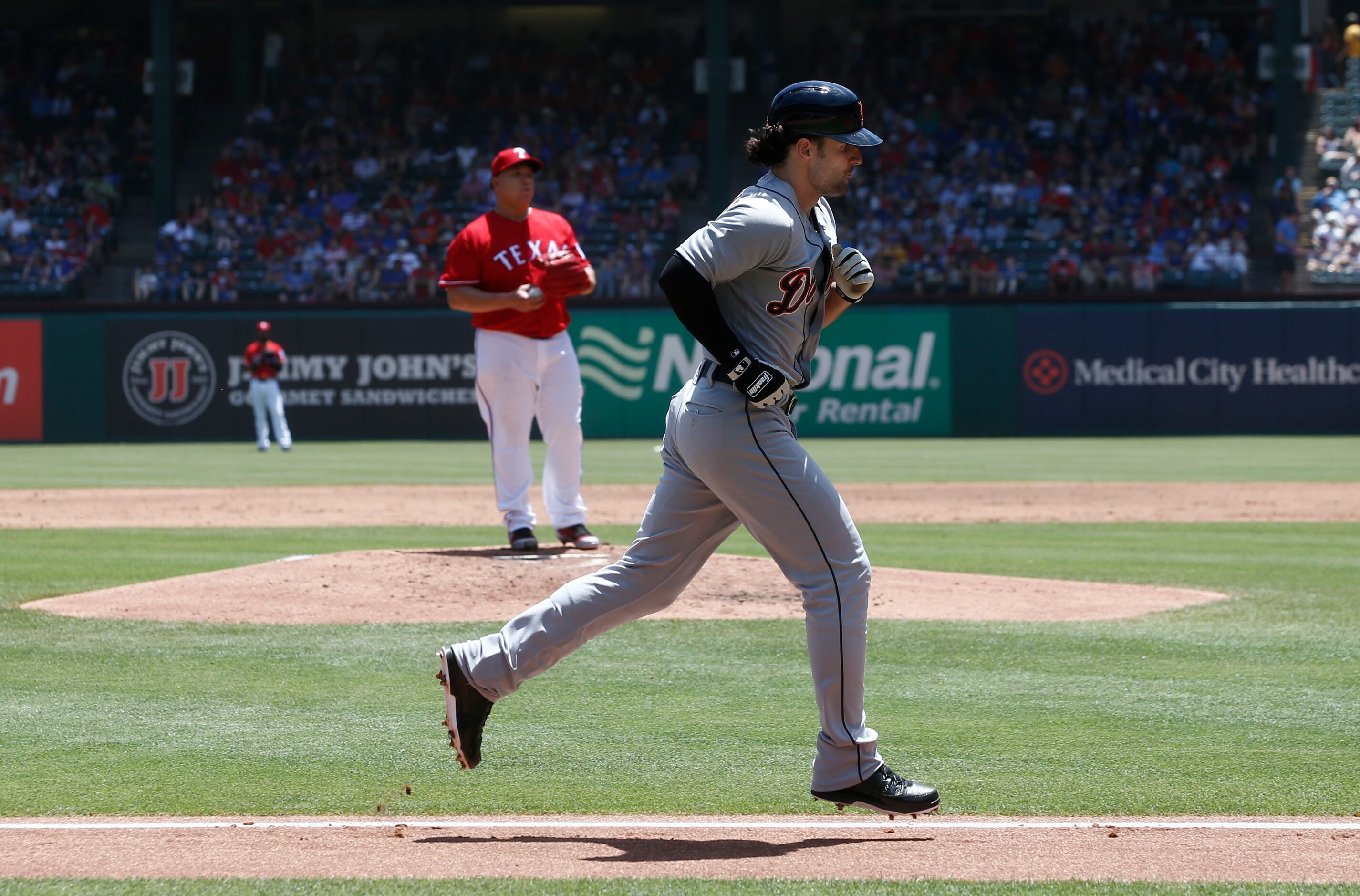 Detroit Tigers' Pete Kozma (33) runs the bases past Texas Rangers pitcher Bartolo Colon ...