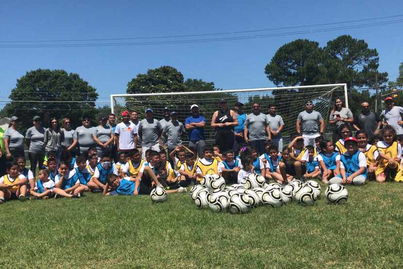 Niños y entrenadores durante el programa NextPlay de Concacaf en el Norte de Texas. Foto...