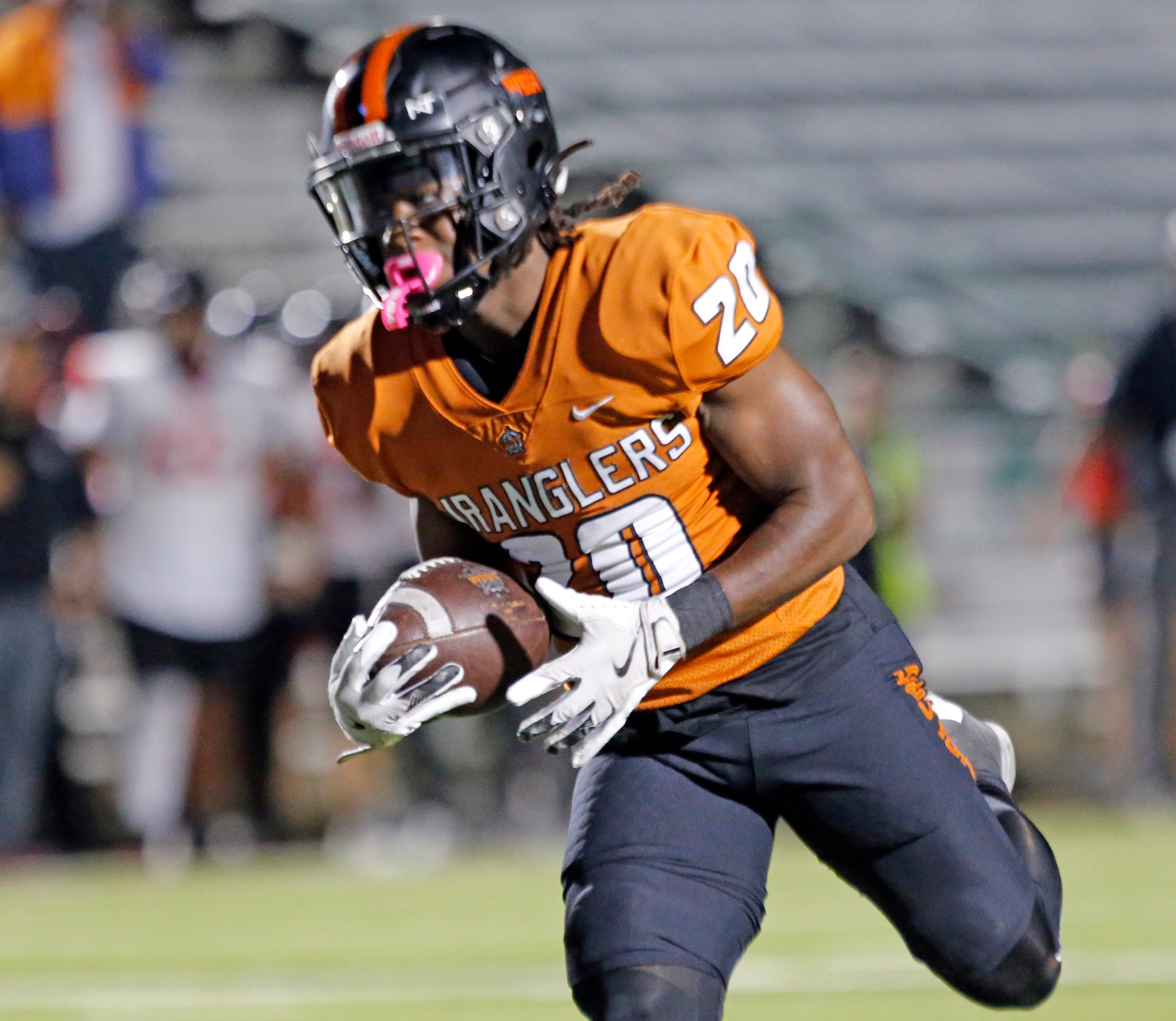 West Mesquite High RB Kamari Carter (20) breaks through the Carrollton Creekview High...